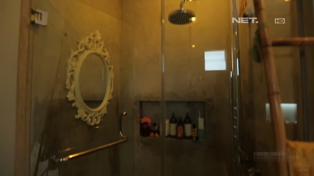 8 Pictures of Edric Tjandra's Luxury Bathroom, Complete with Rarely Used Hot Jacuzzi and Imported Bath Salts from Israel