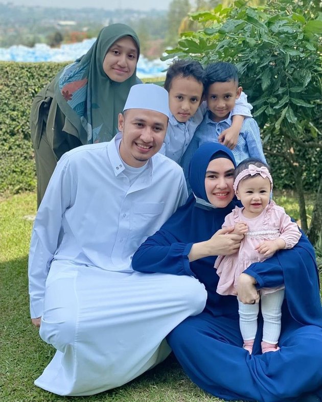 Menikah dengan Habib Usman Bin Yahya, Kartika Putri tengah bahagia merawat keempat buah hatinya.