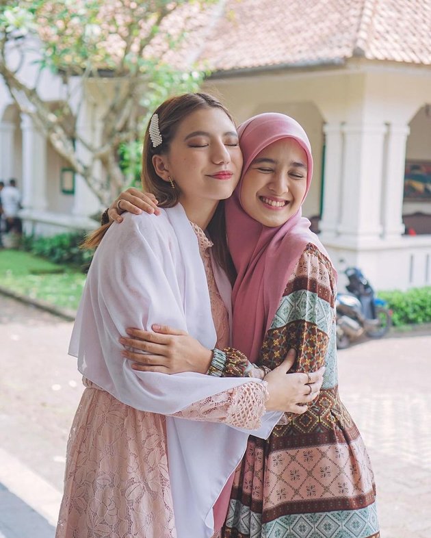 8 Portraits of Cassandra Lee and Cut Syifa, Stars of the Soap Opera 'HIDAYAH CINTA', on the Shooting Location, Said to be Equally Beautiful