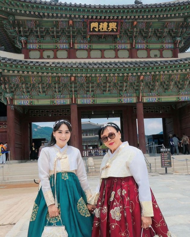 8 Photos of Puput Nastiti's Intimacy with Her 78-Year-Old Mother-in-Law, Enjoying a Trip to Korea - Always Joining in Family Photos