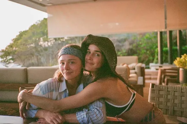 Potret Kebersamaan Chloe Moretz dan Kate Harrison