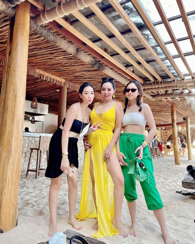 Seperti inilah potret kebersamaan Femmy Permatasari dan dua anak gadisnya yang nggak kalah cantik dan hot selama menikmati liburan eksotisnya di Bali belum lama ini.