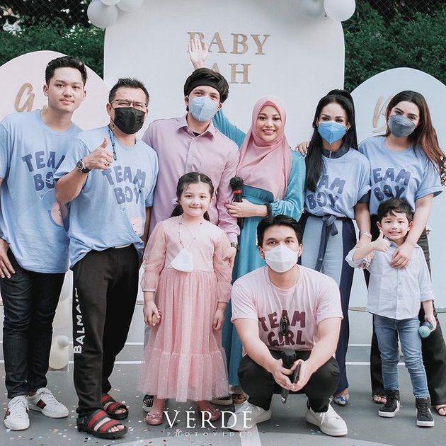8 Portraits of Togetherness Krisdayanti and Ashanty at Aurel Hermansyah's Gender Reveal Event, So Compact - Making Fans Touching!
