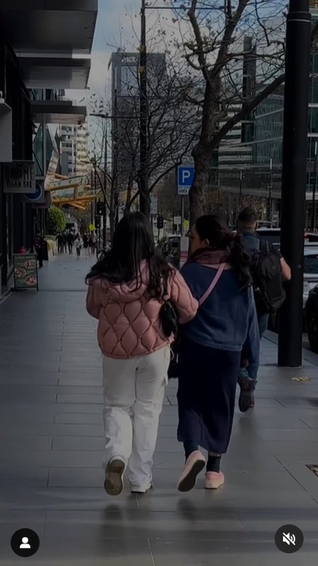8 Pictures of Mayangsari and Her Daughter Being Close Like Best Friends During Their Time in Australia, Unfazed Despite Being Criticized About Her Past