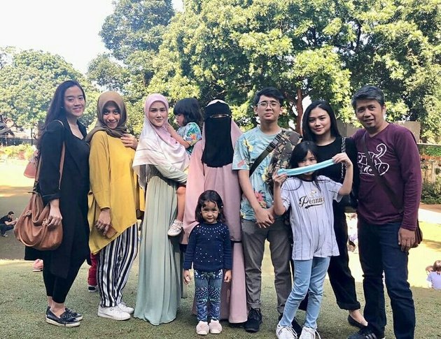 8 Portraits of Togetherness between Mulan Jameela and the Family of her Ex-Husband, Rarely Highlighted