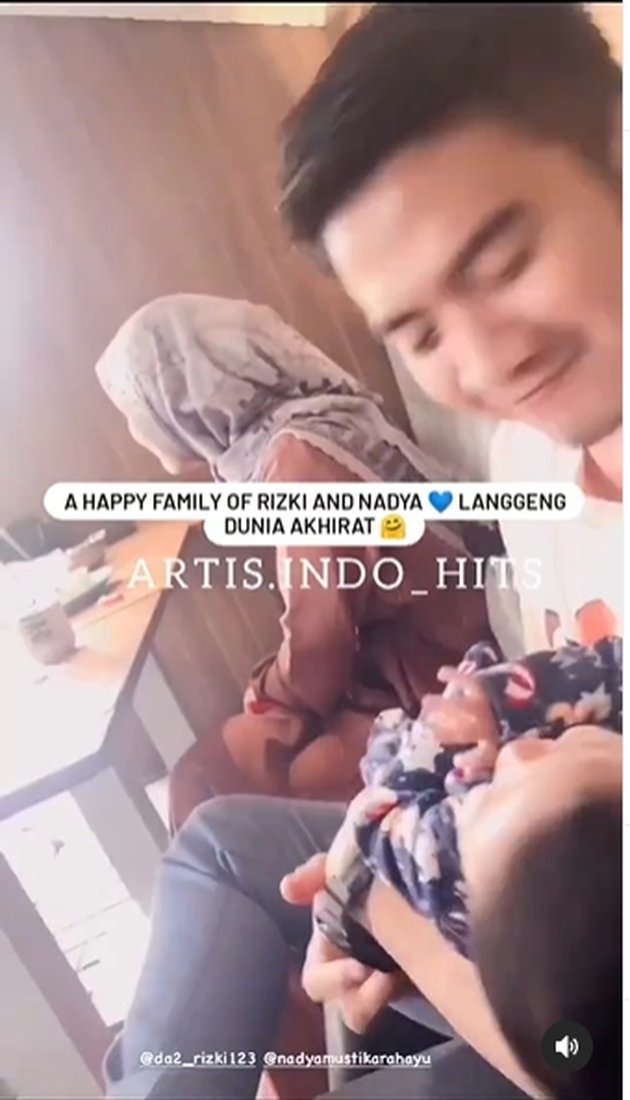 Melalui instagram @artis.indo_hits, sebuah video melihatkan pasangan suami istri Nadya dan Rizky DA telah sama-sama momong sang buah hati, baby Syaki. Bahkan keduanya pun banyak yang didoakan rujuk.