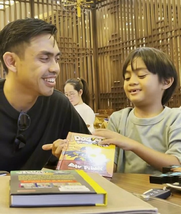 8 Potraits of Togetherness of Ayudia Bing Slamet's Earth Scale Child with His Father, Giving Father's Day Greetings through BOBO Magazine