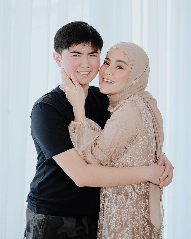 8 Portraits of Olla Ramlan's Closeness with Her Eldest Son, Sean, So Sweet Often Hugging and Kissing - Making Netizens Envious
