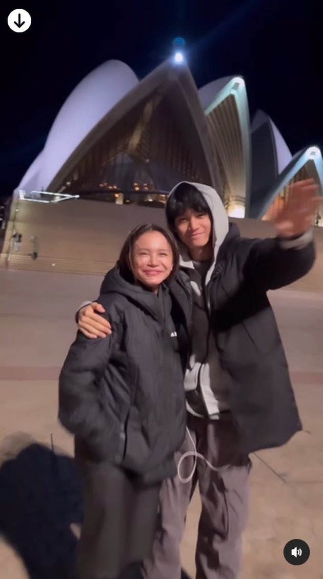 8 Pictures of Rossa and Her Son Who are Called Like High School and Junior High School Students While in Australia, Not Awkward to Kiss and Hug His Mother