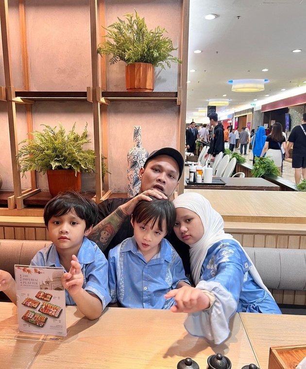 8 Portraits of Warmth of Virgoun with His Three Children After Separating from Inara Rusli