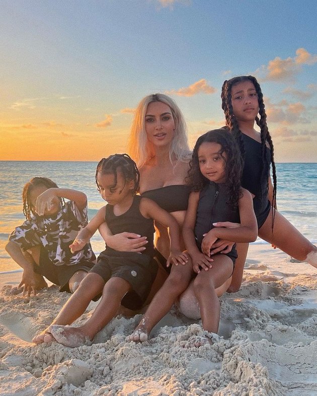 8 Portraits of Kim Kardashian's New Life After Divorce from Kanye West, Happy Raising 4 Children - Showing Affection with Pete Davidson
