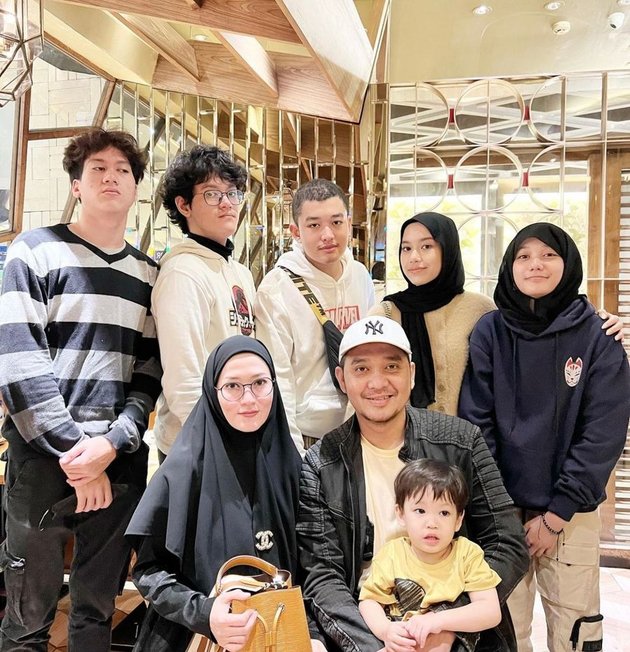 8 Photos of Lyra Virna and Her 6 Good-Looking Children, Showing Fair Love to All Regardless of Biological or Step Relations