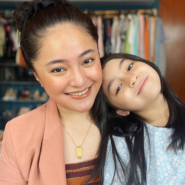 8 Potraits of Marshanda and Sienna's Togetherness, Like Siblings Enjoying Moments of Selfie Photos to Playing with Mobile Phones