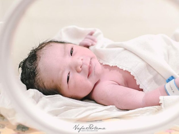 8 Portraits of Ricky Perdana and Chaca Thakya's Family After the Birth of Baby Zio, Full of Happiness with Two Little Champions