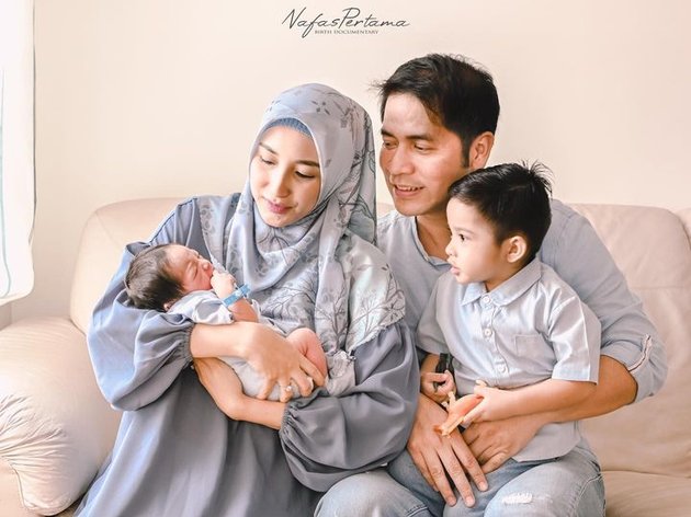 8 Portraits of Ricky Perdana and Chaca Thakya's Family After the Birth of Baby Zio, Full of Happiness with Two Little Champions