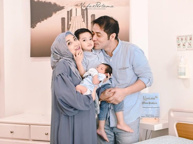 8 Portraits of Ricky Perdana and Chaca Thakya's Family After the Birth of Baby Zio, Full of Happiness with Two Little Champions