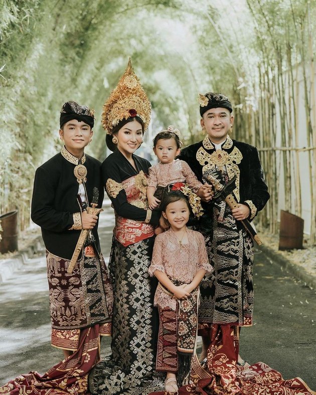 Momen rehat sejenak dari rutinitas di pulau Bali dimanfaatkan Ruben dan keluarga untuk berfoto.
 