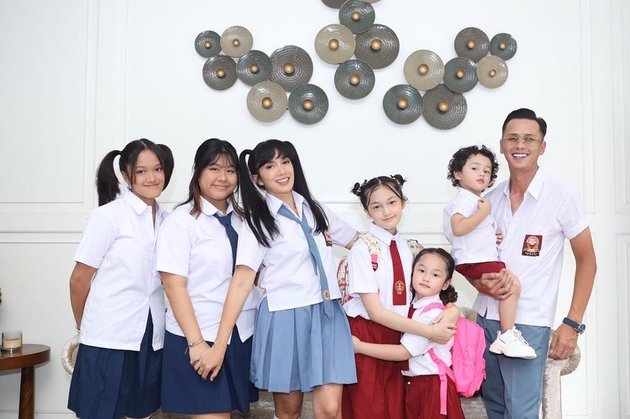 8 Portraits of Ussy Sulistiawaty and Andhika Pratama's Family Wearing School Uniforms, Saka's Style Like an Elementary School Child is Adorable