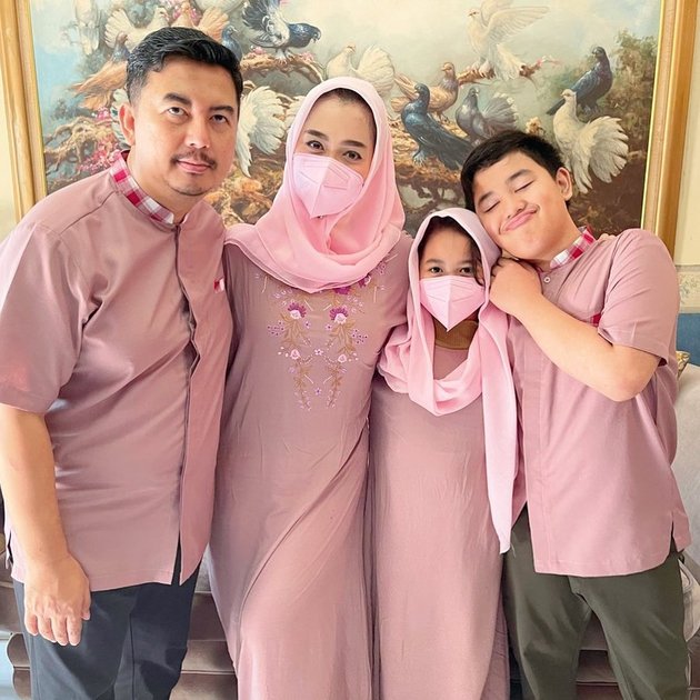 8 Portraits of the Harmonious Family of Vega Darwanti and Dema Sany Sanjaya for 13 Years, Their 2 Children are Now Adolescents