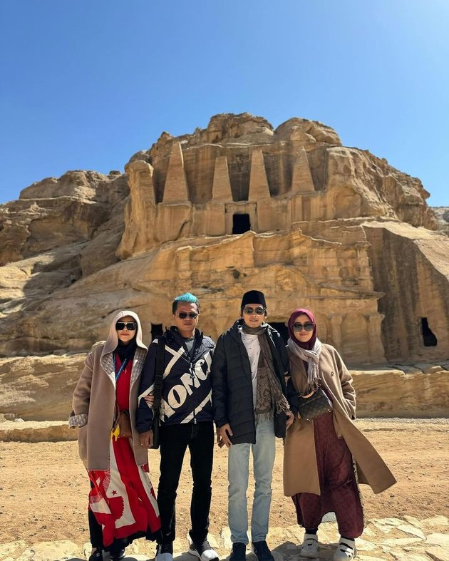 8 Portraits of Gus Iqdam and Ning Nila's Affection During their Time in Jordan, Calling Wife's Happiness a Priority - Becoming Netizens' Ideal Couple