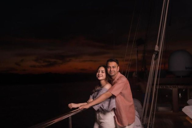 8 Portraits of Raffi Ahmad and Nagita Slavina's Affection During their Time in Labuan Bajo, Enjoying the Sunset from the Boat - Sweet Embrace