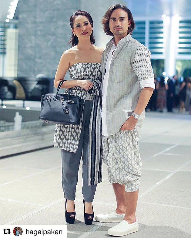 Pertama pasangan BCL dan Ashraf Sinclair pernah hadir dengan busana matching. Outfit yang mereka dihiasi dengan motif menarik dan tema monokrom yang sedang menjadi tren.
