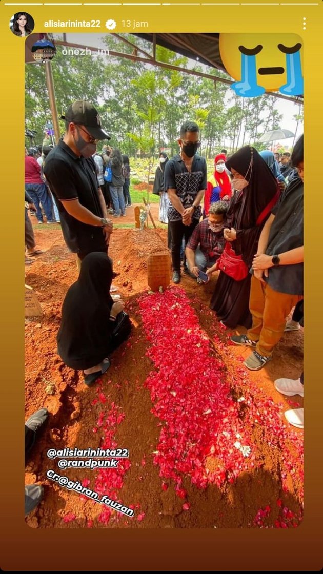 8 Photos of Sadness from Alisia Rininta, Star of the Soap Opera 'TAKDIR CINTA YANG KUPILIH' at Eeng Saptahadi's Funeral - Describes the Deceased as Very Attentive