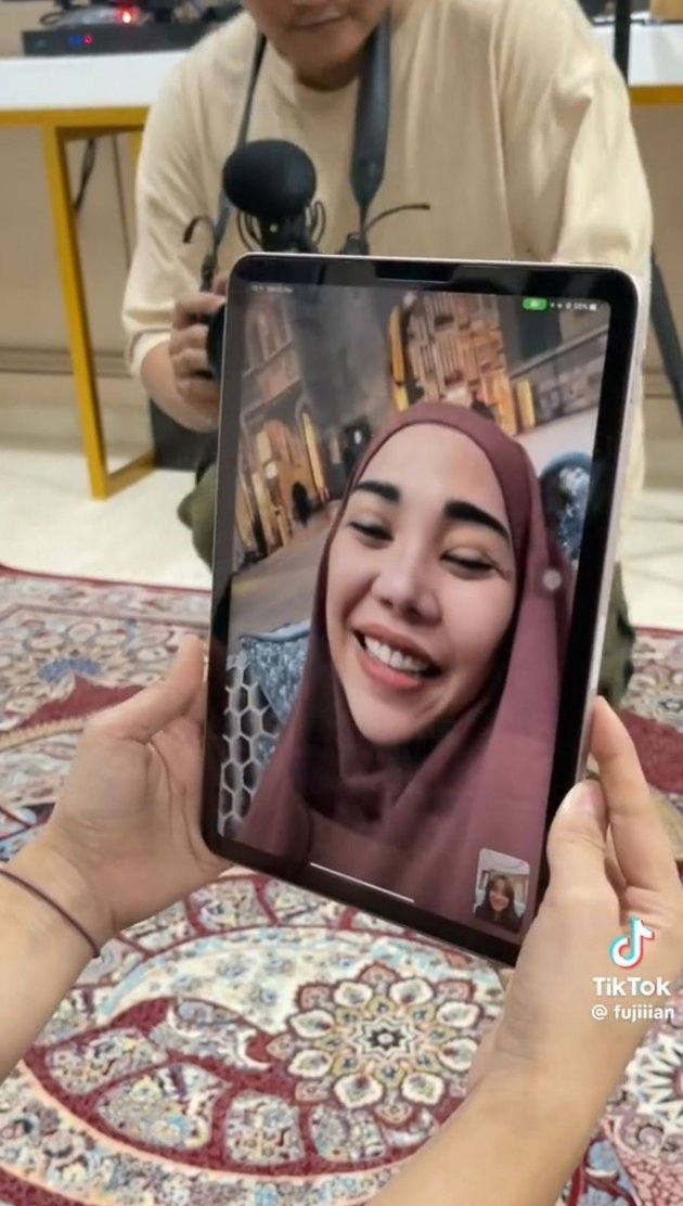 8 Daily Photos of Fuji in Makassar, Creating Mukbang Content to TikTok-ing with Two Handsome Young Men!