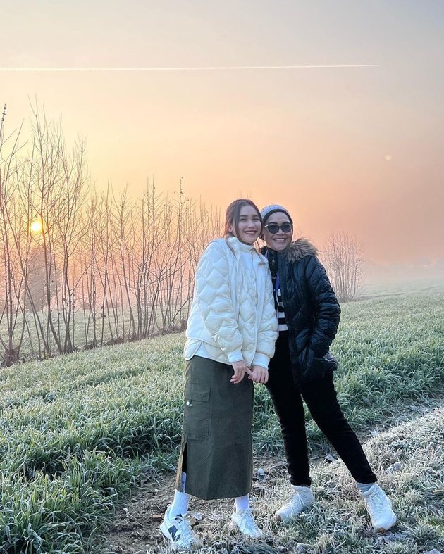 8 Fun Moments of Ayu Ting Ting Inviting Family and Employees to Travel Around Europe, Beautiful Appearance Steals Attention