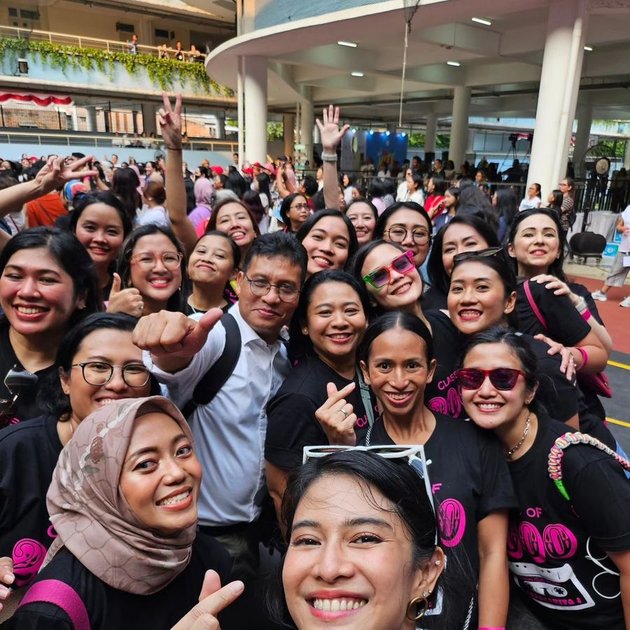 8 Portraits of Dian Sastrowardoyo's Fun Reunion with Friends and Teachers in High School