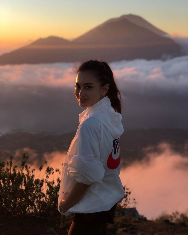 8 Portraits of Ririn Ekawati & Ibnu Jamil Climbing Mount in Bali, Intimate Photos with a Background of Sunrise