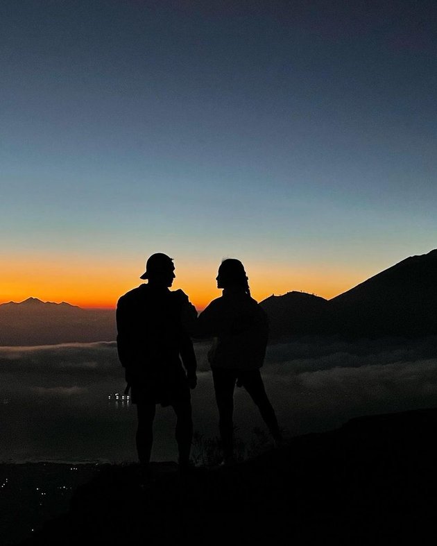 8 Portraits of Ririn Ekawati & Ibnu Jamil Climbing Mount in Bali, Intimate Photos with a Background of Sunrise