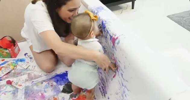 8 Portraits of Shandy Aulia's Fun Painting Battle with Claire, Her Daughter's Mouth Covered in Paint