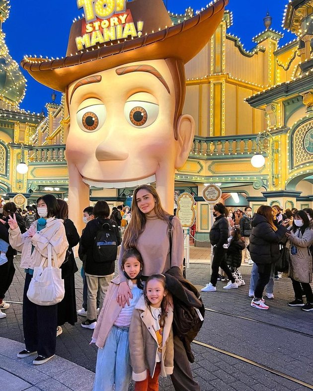 8 Fun Photos of Yasmine Wildblood's Family Vacation in Japan, Beautiful and Charming - Always Cool Like a Teenager Who Takes Care of 3 Children