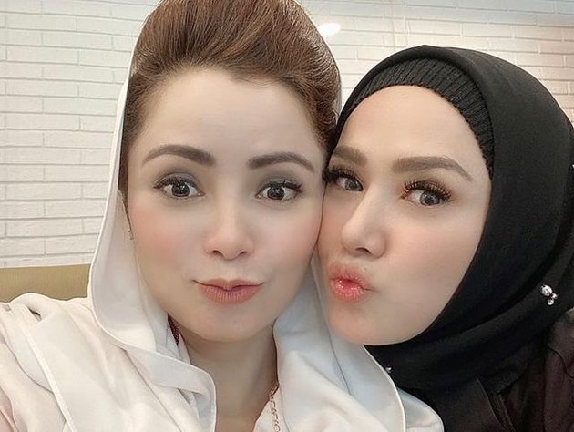 8 Portraits of Mulan Jameela's Busyness Amid Divorce Rumors from Ahmad Dhani, Member of Parliament Meeting - Hanging Out with Socialites