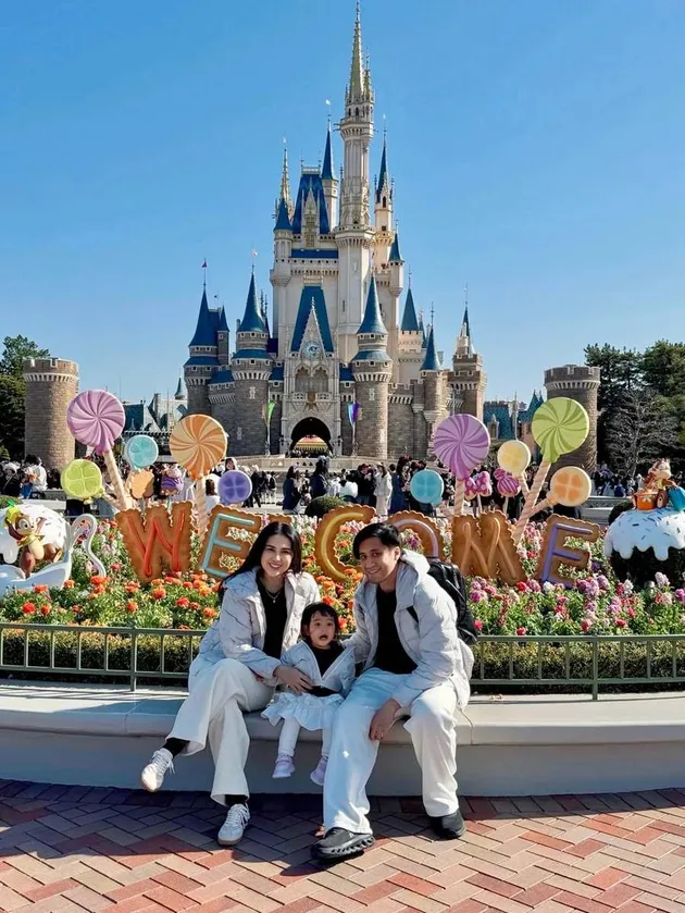 Kevin Aprilio dan keluarga berada di Tokyo Disney Land