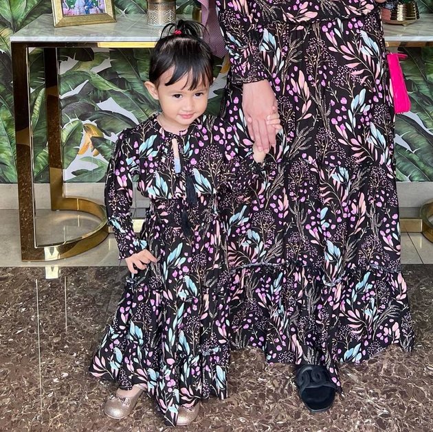 8 Portraits of Khalisa, Kartika Putri's Daughter who is Now More Beautiful and Adorable at the Age of 2, Branded Clothes Often Become the Spotlight