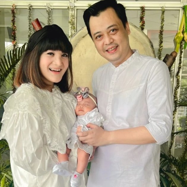 8 Portraits of Kiki Amalia Caring for Her Child, Their Outfits are Coordinated!