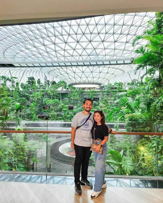 Kiky Saputri dan M Khairi dikenal sebagai pasangan yang sama-sama bucin. Hal itu pun mereka tunjukkan saat liburan ke Singapura baru-baru ini. 