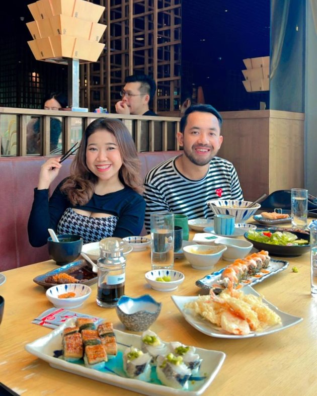 8 Photos of Kiky Saputri Getting More Intimate with Her Lover While on Vacation in Singapore, Prayed by Netizens to Get Married Soon