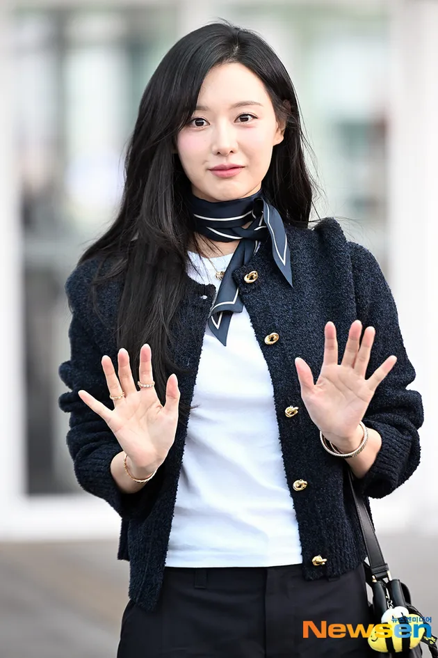 Kim Ji Won Tampil Elegan di Bandara