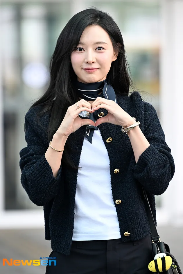 Kim Ji Won Tampil Elegan di Bandara