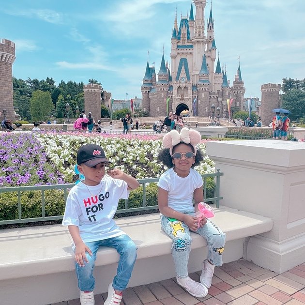 8 Photos of Kimmy Jayanti Inviting Her Children on a Vacation to Japan, Visiting Tokyo Disneyland