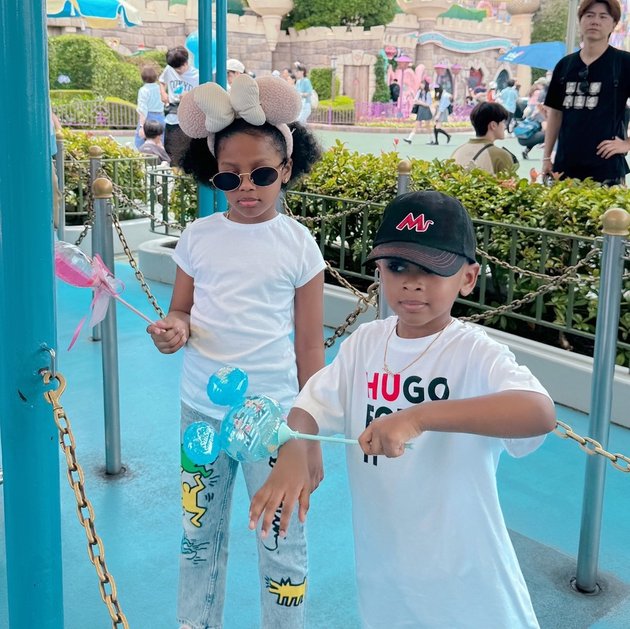 8 Photos of Kimmy Jayanti Inviting Her Children on a Vacation to Japan, Visiting Tokyo Disneyland