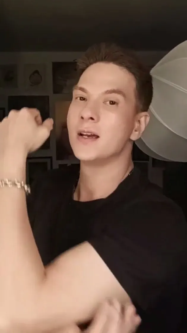Potret Kocak Bertrand Antolin ajari netizen cara jadi model