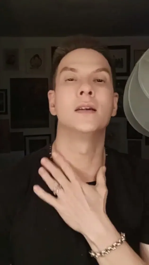 Potret Kocak Bertrand Antolin ajari netizen cara jadi model
