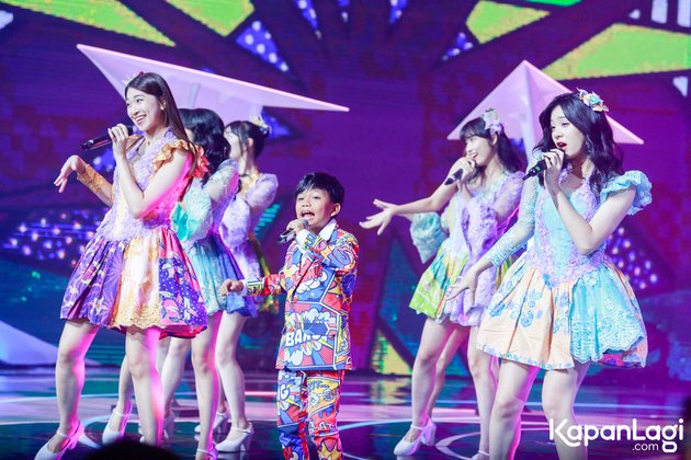 8 Photos of Farel Prayoga & JKT48 Collaboration at SCTV Awards 2022, Successfully Making the Audience Emotional