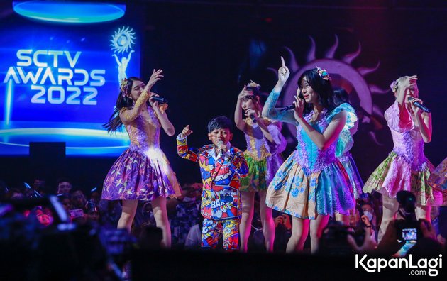 8 Photos of Farel Prayoga & JKT48 Collaboration at SCTV Awards 2022, Successfully Making the Audience Emotional