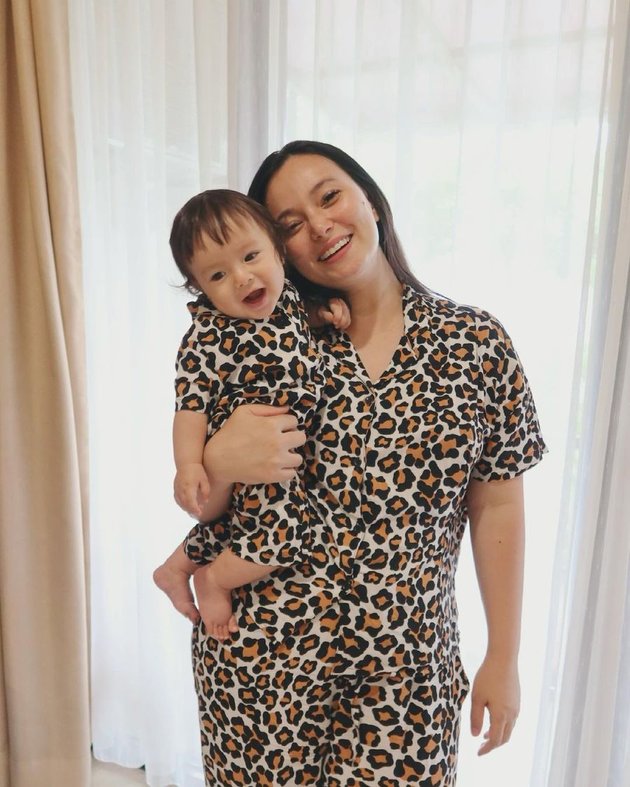 Seperti inilah jadinya kalau Asmirandah dan putri kecilnya, Chloe Emmanuelle Van Wattimena kembaran baju. Penasaran seperti apa foto-foto lainnya?