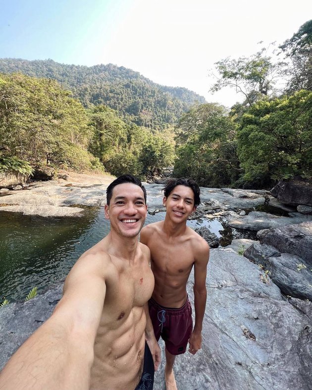 8 Pictures of Compact Jason Putra Nana Mirdad and Andrew White with Their Father, Both Have Sixpack Stomachs